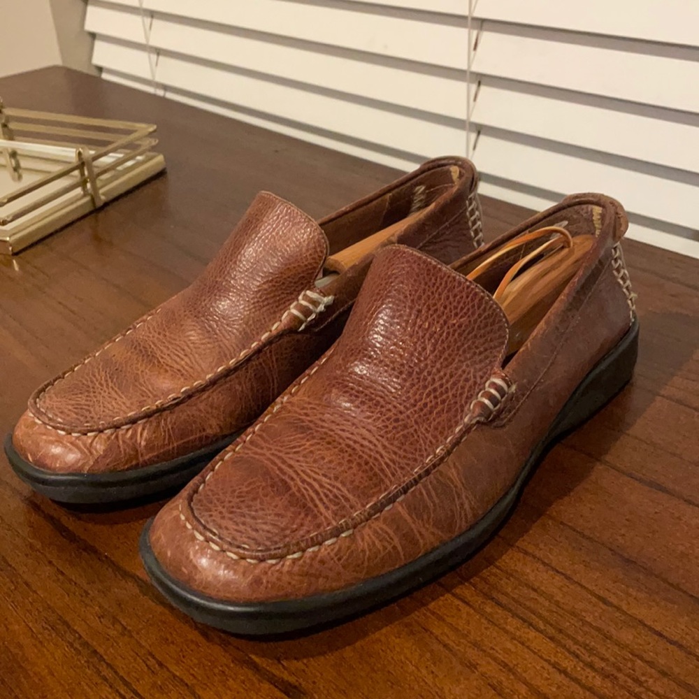 Johnston & Murphy size 9. Super comfortable.
